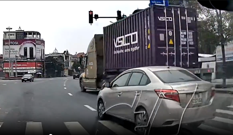 Trạm Cảnh sát giao thông Quang Trung tước giấy phép lái xe 02 tháng một trường hợp không chấp hành hiệu lệnh đèn tín hiệu giao thông